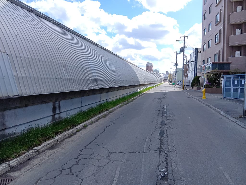 平岸-南平岸間シェルターの立ち上がり(側面)