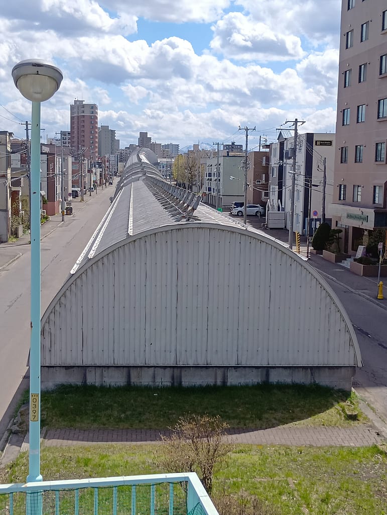 平岸-南平岸間シェルターの立ち上がり(寄り)